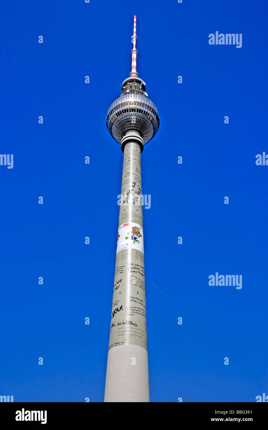Torre della televisione sulla piazza Alexanderplatz utilizzato come un pilastro della pubblicità, Berlino, Germania, Europa Foto Stock