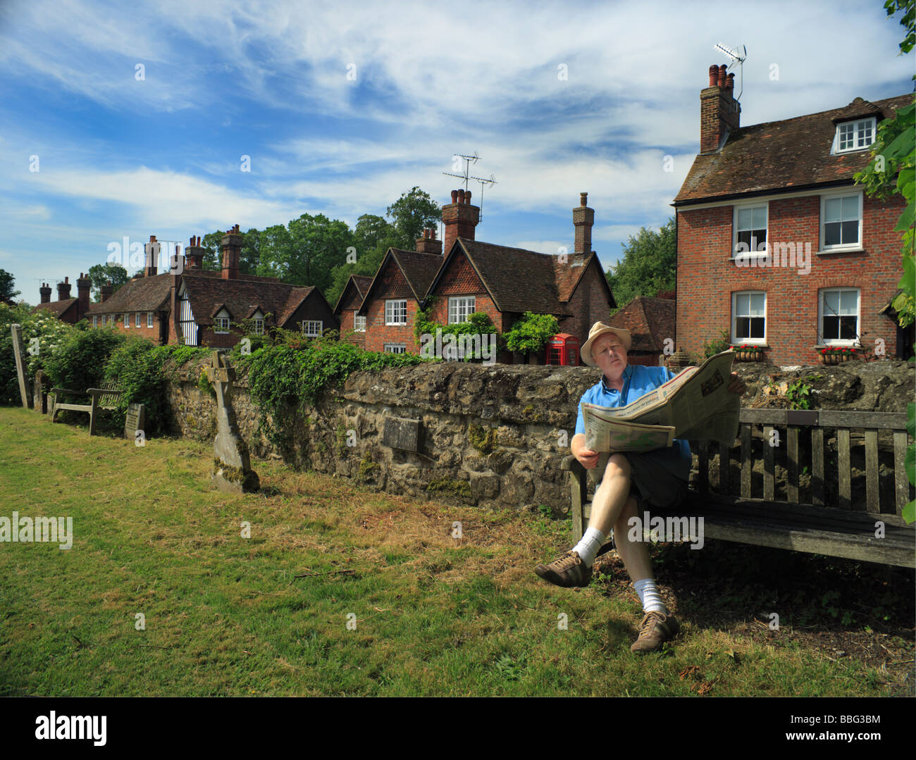 Gentleman Inglese leggendo un giornale. Chevening, Kent, Inghilterra, Regno Unito. Foto Stock