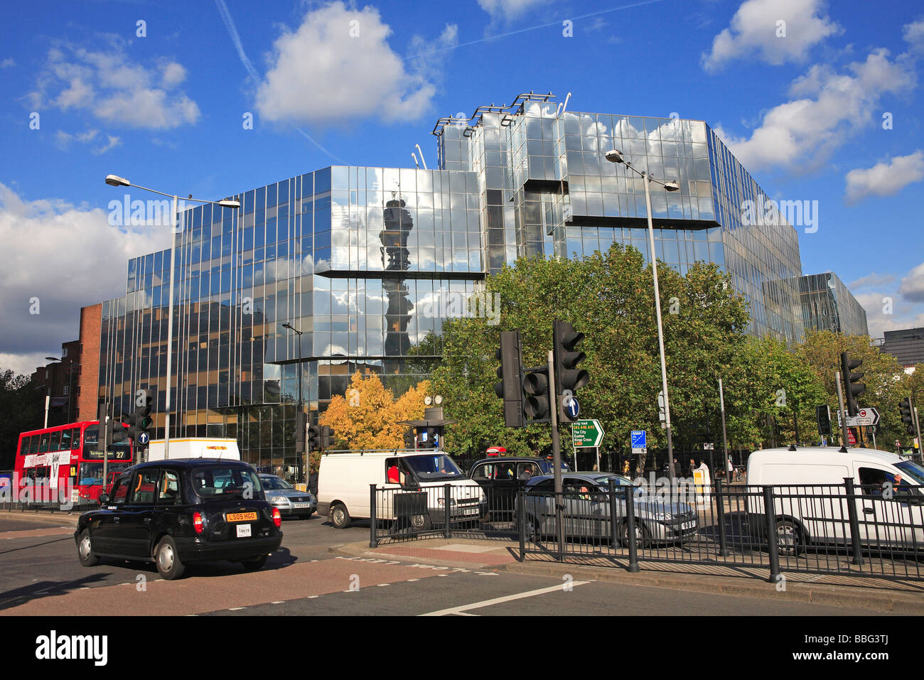 Giunzione di Euston Road e Tottenham Court Road, BT Tower, il traffico Foto Stock Giunzione di Euston Road e Tottenham Court Road, BT Tower, il traffico Foto Stock