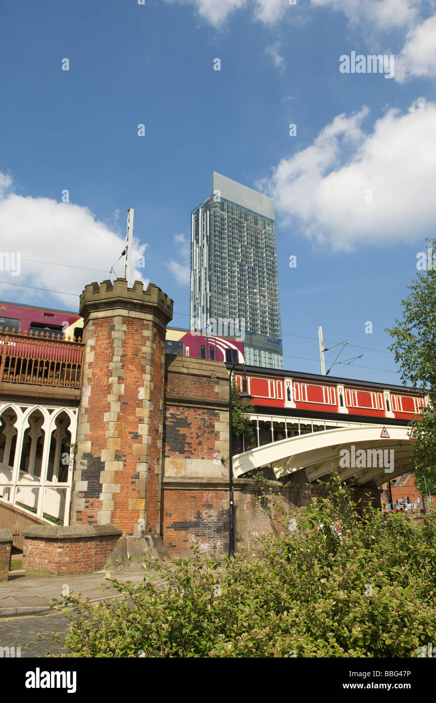Ponte ferroviario e Beetham Tower Manchester Foto Stock