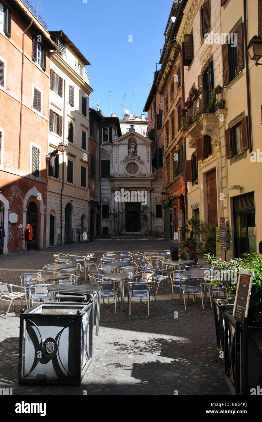 Piccola piazza, vicolo stretto, birreria all'aperto, tavoli e sedie all'aperto, Roma, Italia, Europa Foto Stock
