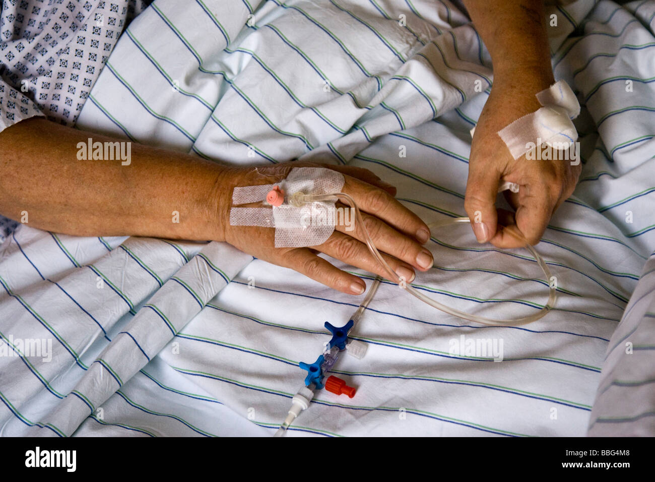 Una paziente femmina dell'ospedale è ottenere un infuso Foto Stock
