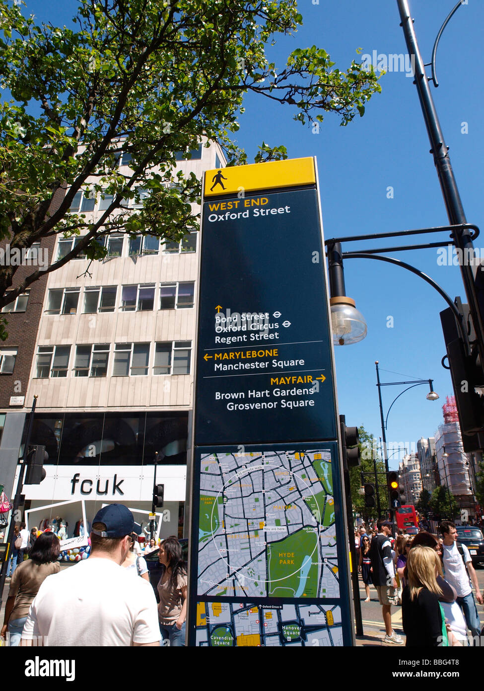 Leggibili London Street Sign installato su Oxford Street come parte del regime per rendere Londra più pedonale turistica e cordiale Foto Stock