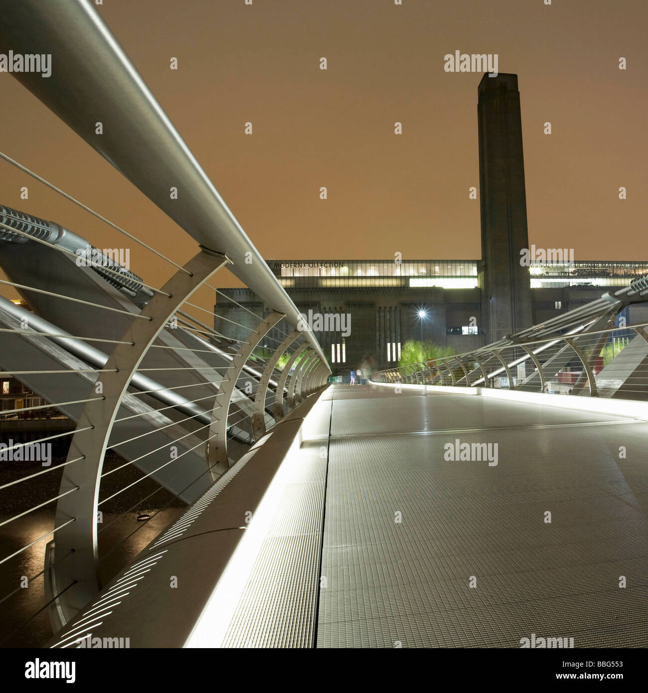 La Tate Modern e il Millennium Bridge Foto Stock