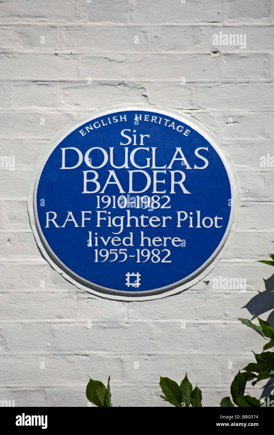 English Heritage targa blu segnando un ex casa di seconda guerra mondiale pilota da caccia Sir Douglas bader, a Kensington, Londra Foto Stock