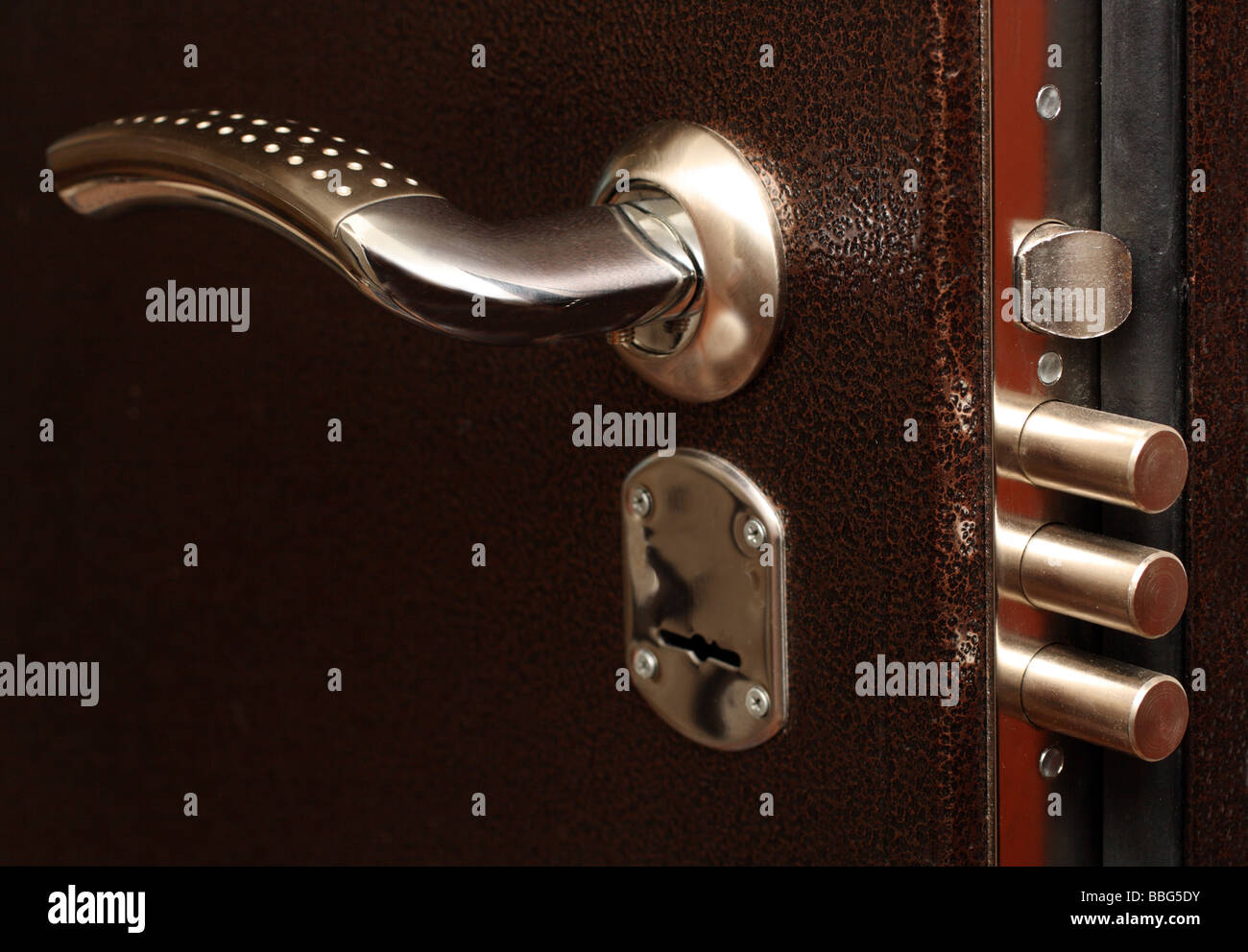 La porta di metallo con bloccaggio estrarre i bulloni Foto Stock