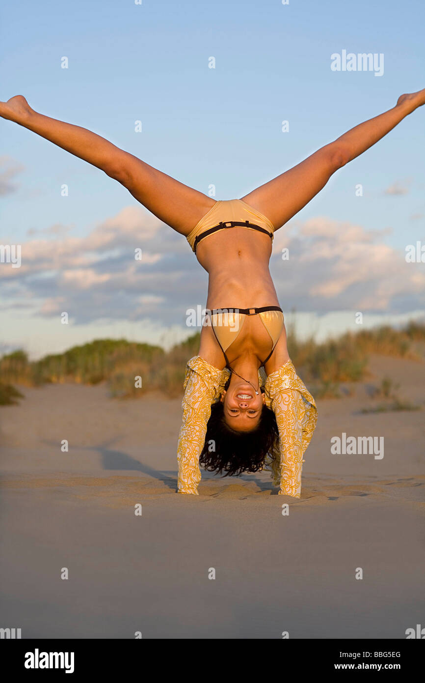 La donna non appoggiate a beach Foto Stock
