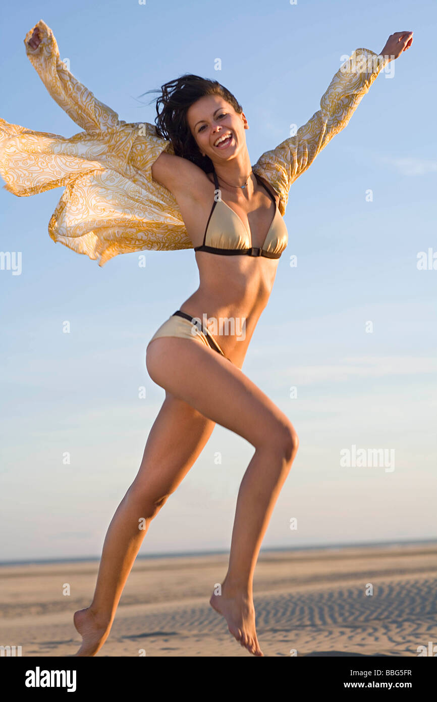 La donna corre a beach Foto Stock