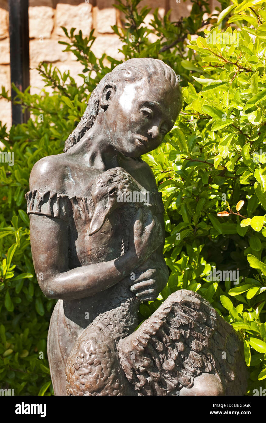 Moderna statua della ragazza con un cigno da Freya Boyesen in Collina di Mercato Buckingham Regno Unito Foto Stock