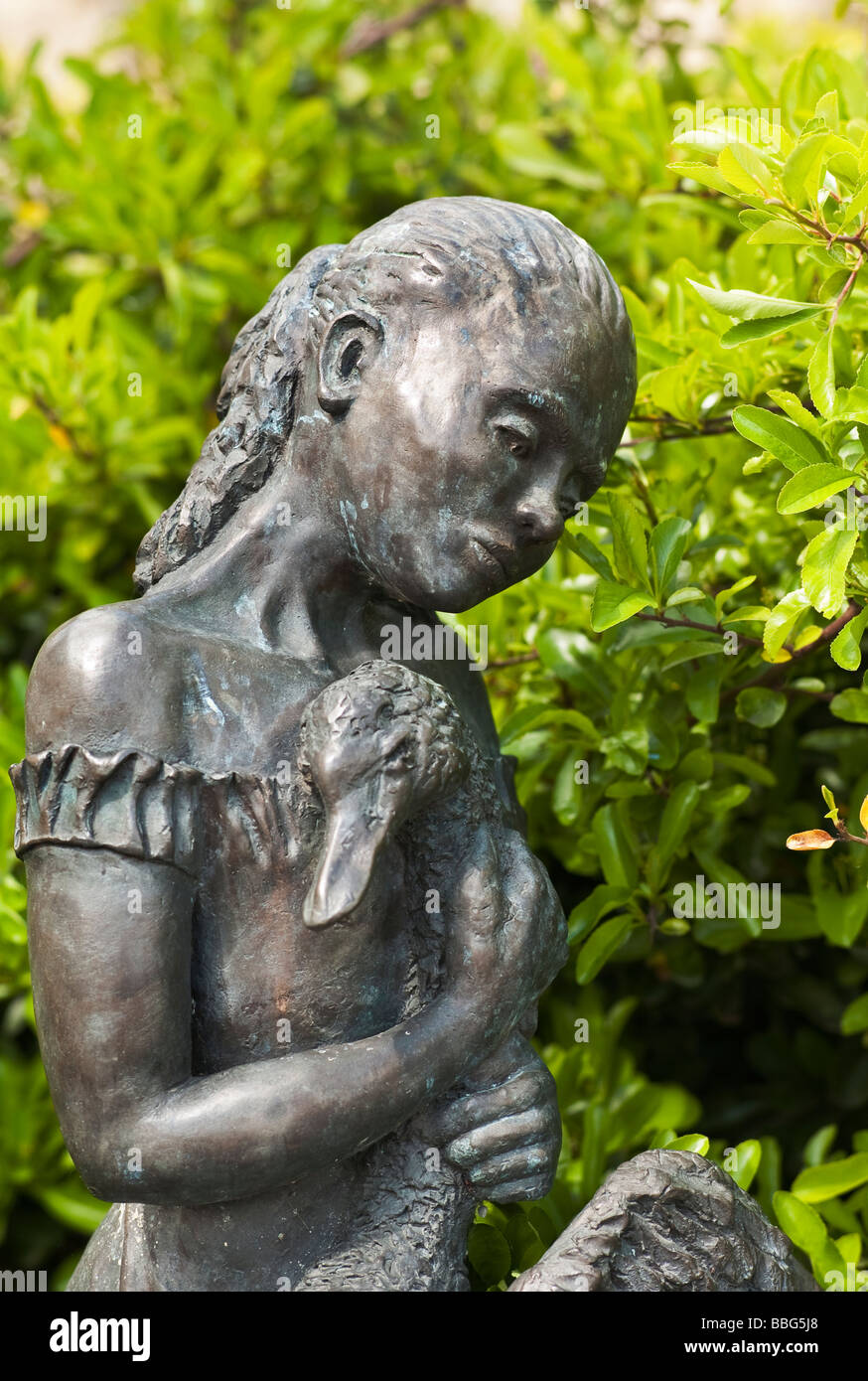 Moderna statua della ragazza con un cigno da Freya Boyesen in Collina di Mercato Buckingham Regno Unito Foto Stock