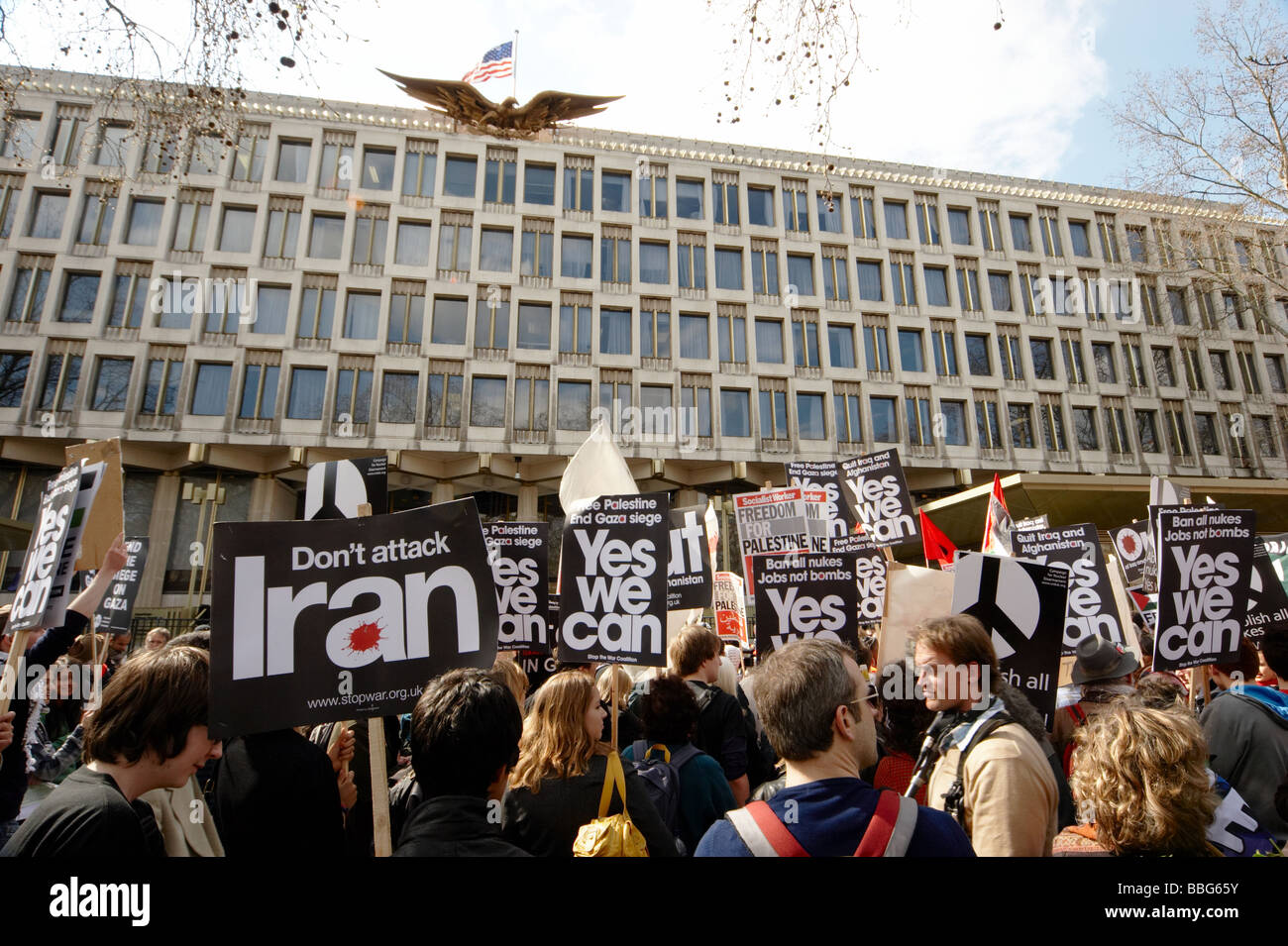 Anti-guerra pace manifestanti fuori di noi ambasciata americana a Londra REGNO UNITO Foto Stock