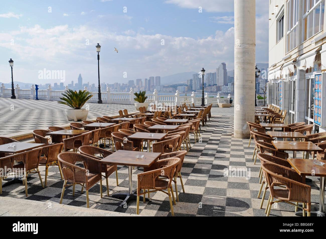 Svuotare cafe, sedie, crisi, piattaforma di osservazione, balcone del Mediterraneo, Benidorm, Costa Blanca, Alicante, Spagna, Europa Foto Stock