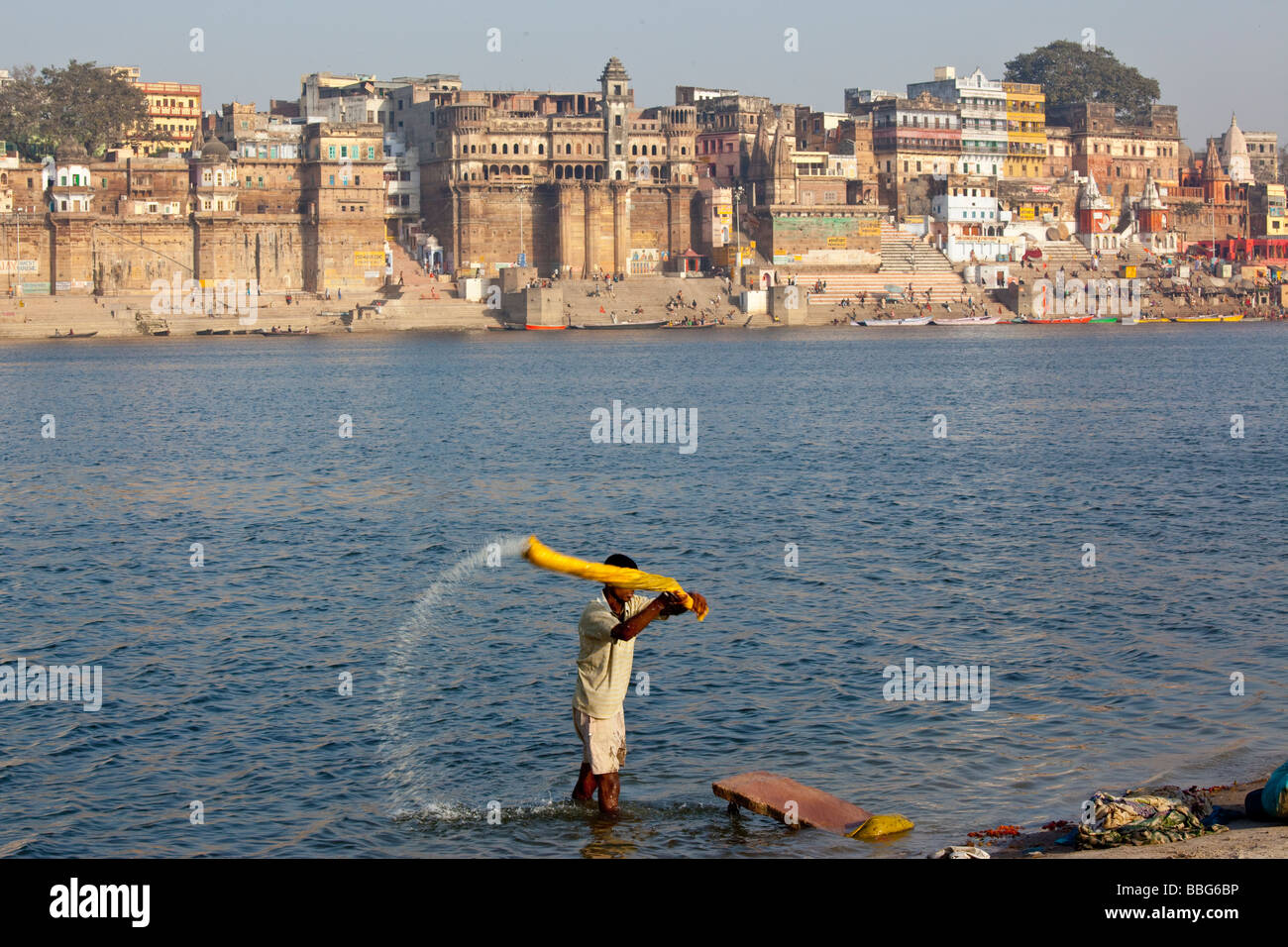 Dhobi a lavare i panni nel fiume Gange a Varanasi India Foto Stock