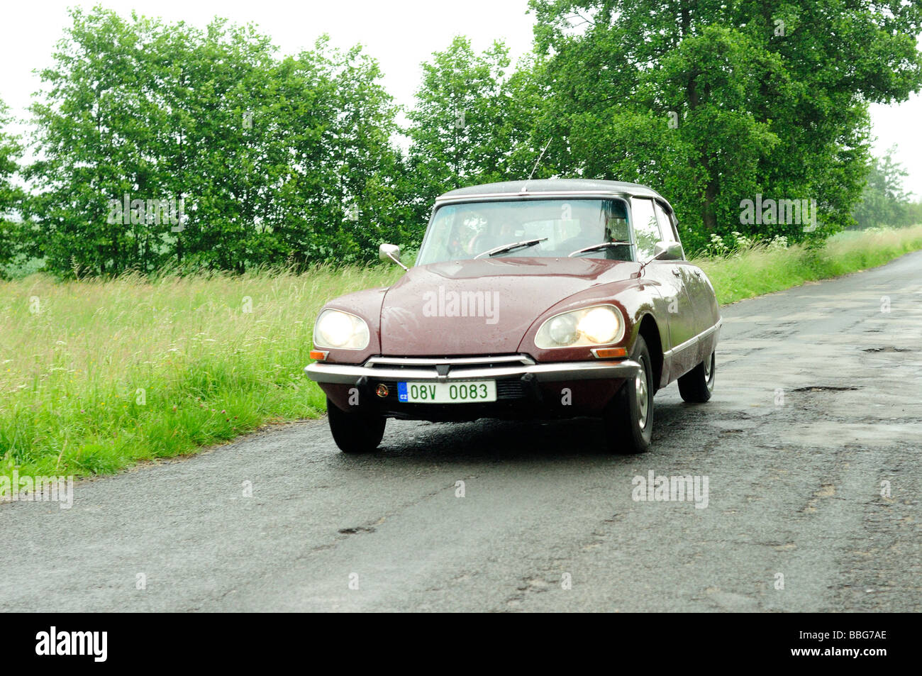 Citroen DS Vintage auto sulla strada rurale Foto Stock