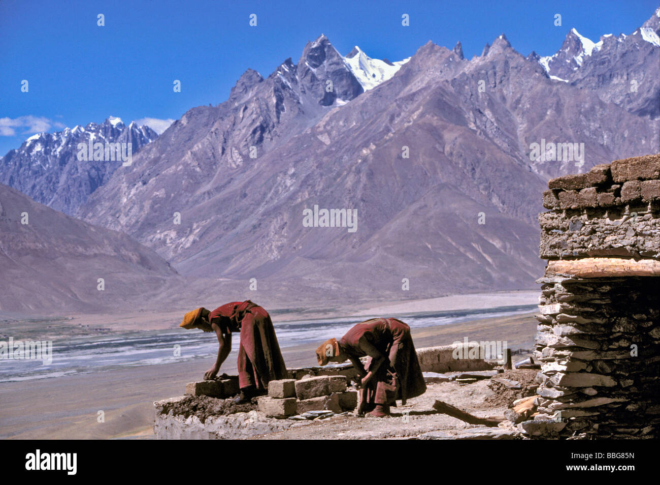 I monaci di costruire un nuovo muro a Karsha Gompa Zanskar Valley India Foto Stock