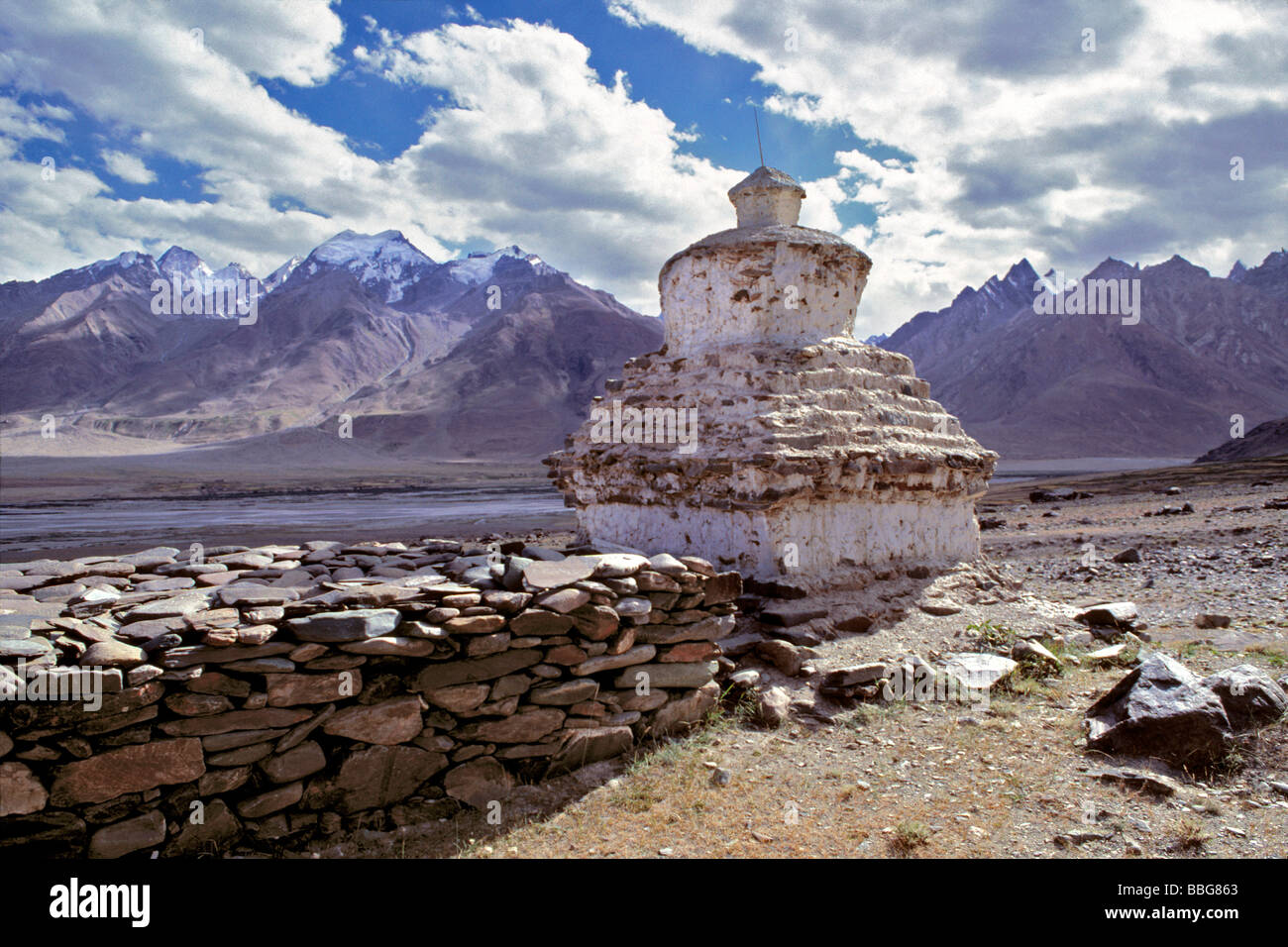 Situato lungo le strade di India del Nord sono chorten che trattengono le ceneri dei defunti i monaci buddisti in Zanskar Valley. Foto Stock