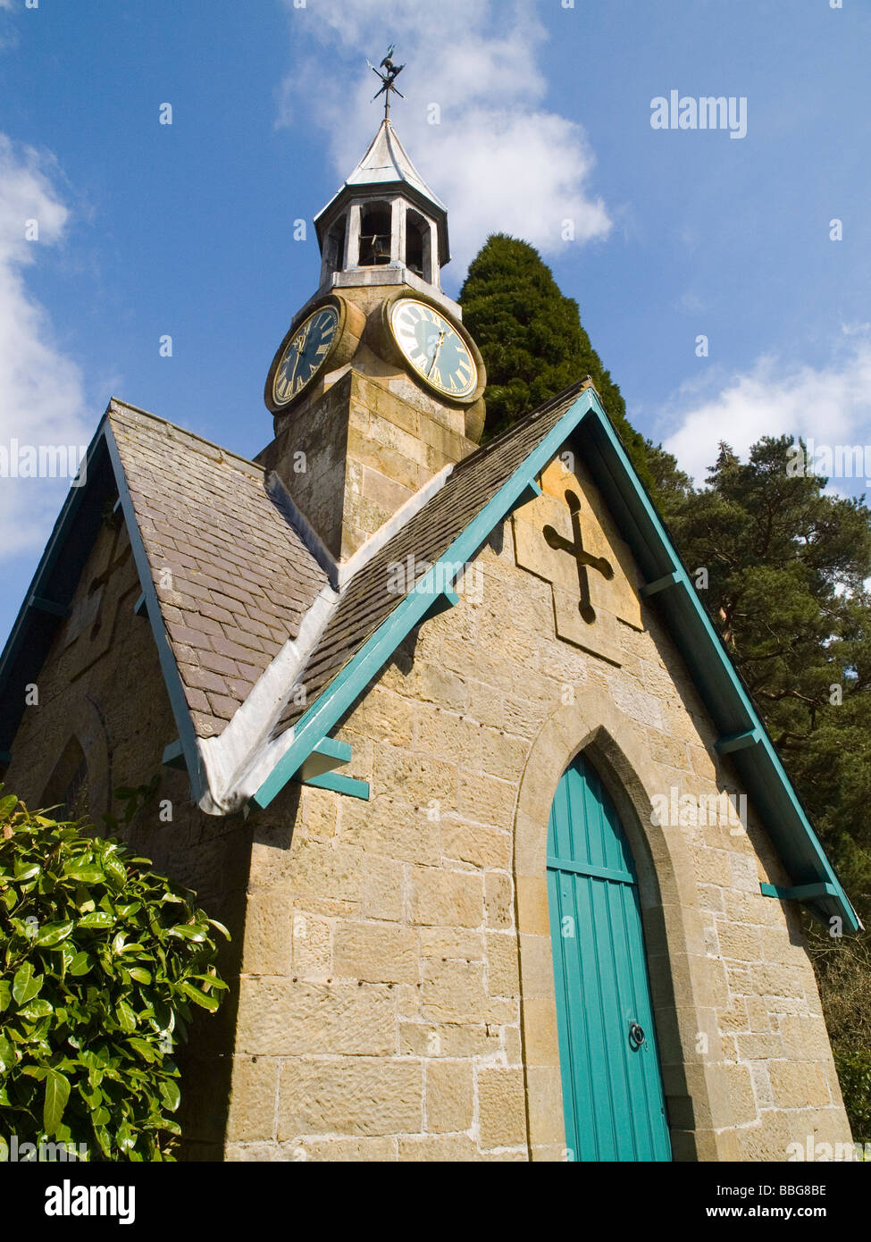 Una piccola pietra chiesa edificio con un clock tower e la banderuola, North East England Regno Unito Foto Stock