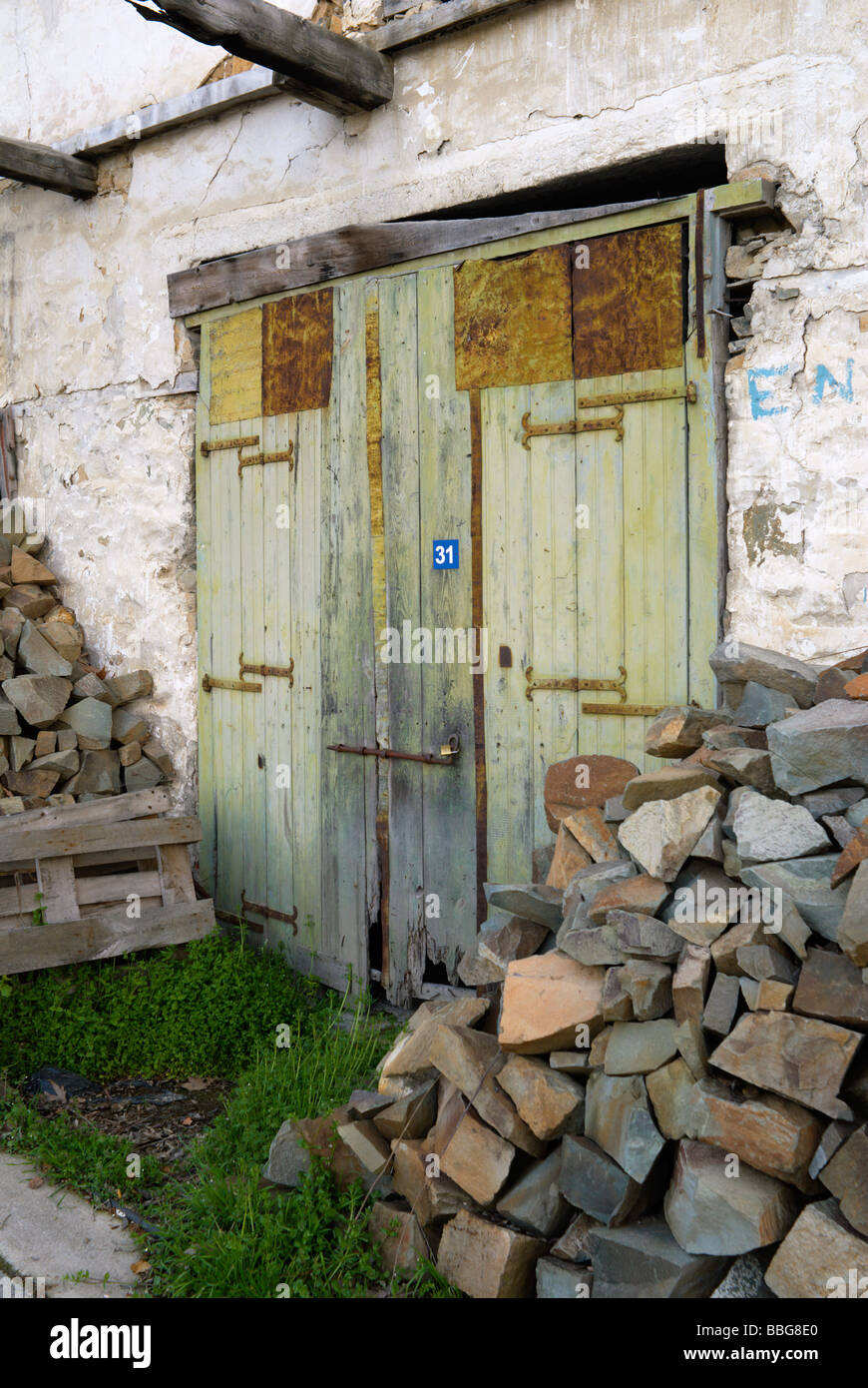 La vecchia porta. Cipro. Monti Troodos, villaggio Pedoulas. Foto Stock