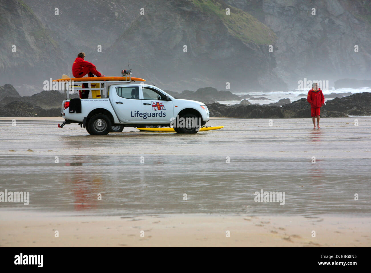 Bagnini sulla spiaggia di Porthtowan, Cornwall, Regno Unito Foto Stock