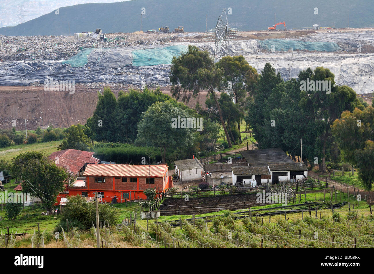 Garbage dump 'Relleno Sanitario Dona Juana' con la fattoria sul retro, inquinamento ambientale, Bogotá, Colombia, Sud America Foto Stock