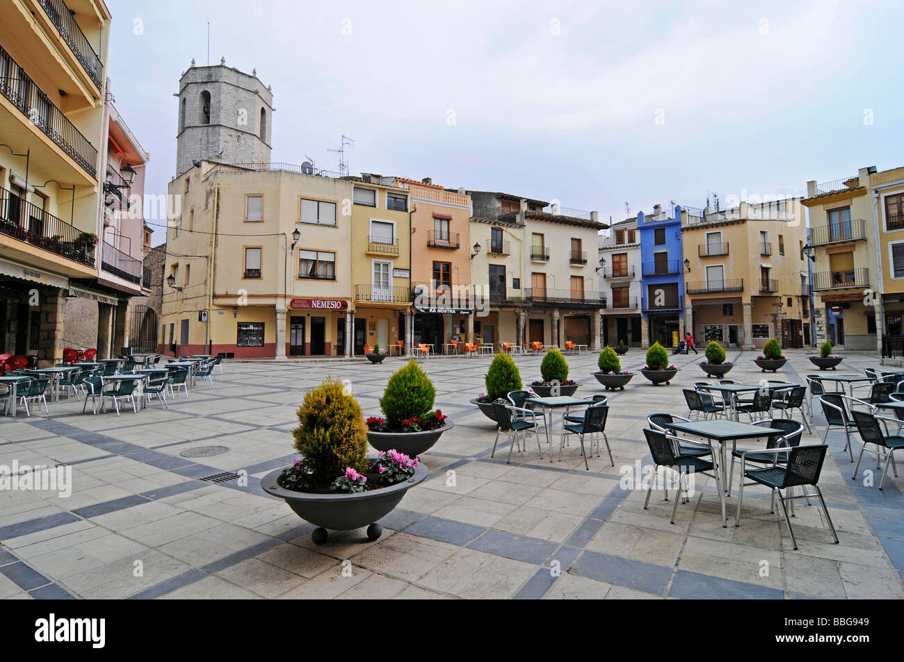 Sedie vuote, street café, Plaza Mayor, la piazza principale di Sant Mateu, Sant Mateo, Castellon, Valencia, Spagna, Europa Foto Stock