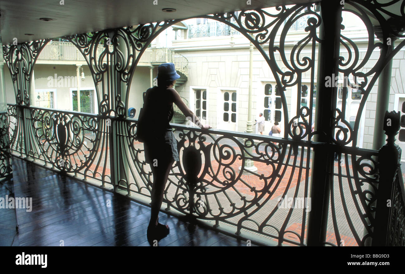 Un visitatore è graziosamente incorniciata da ornati in griglia di ferro lavorare alla opera house di un edificio comunale in Fortaleza Brasile Foto Stock