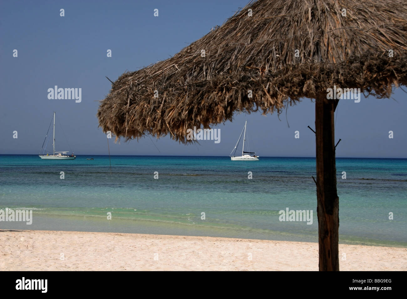 La vista del Mediterraneo con yacht ancorati a Playa des Trenc Maiorca, SPAGNA, Foto Stock