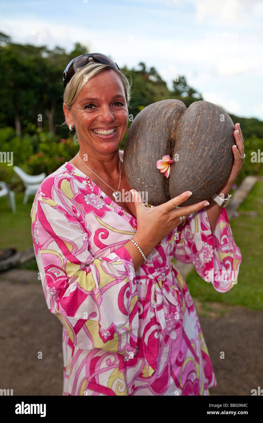 Donna che mantiene un Coco de Mer, Le Jardin du Roi giardino delle spezie,  Isola di Mahe, Seychelles, Oceano indiano, Africa Foto stock - Alamy