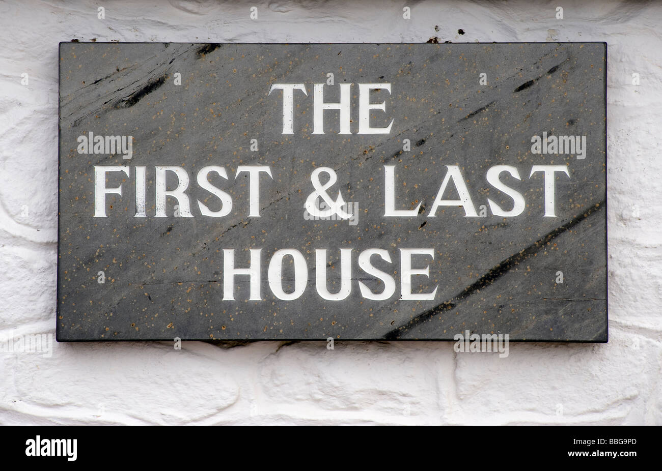 Nome lapide sul lato dell'edificio "prima e ultima casa',Lands End,Cornwall,Inghilterra Foto Stock