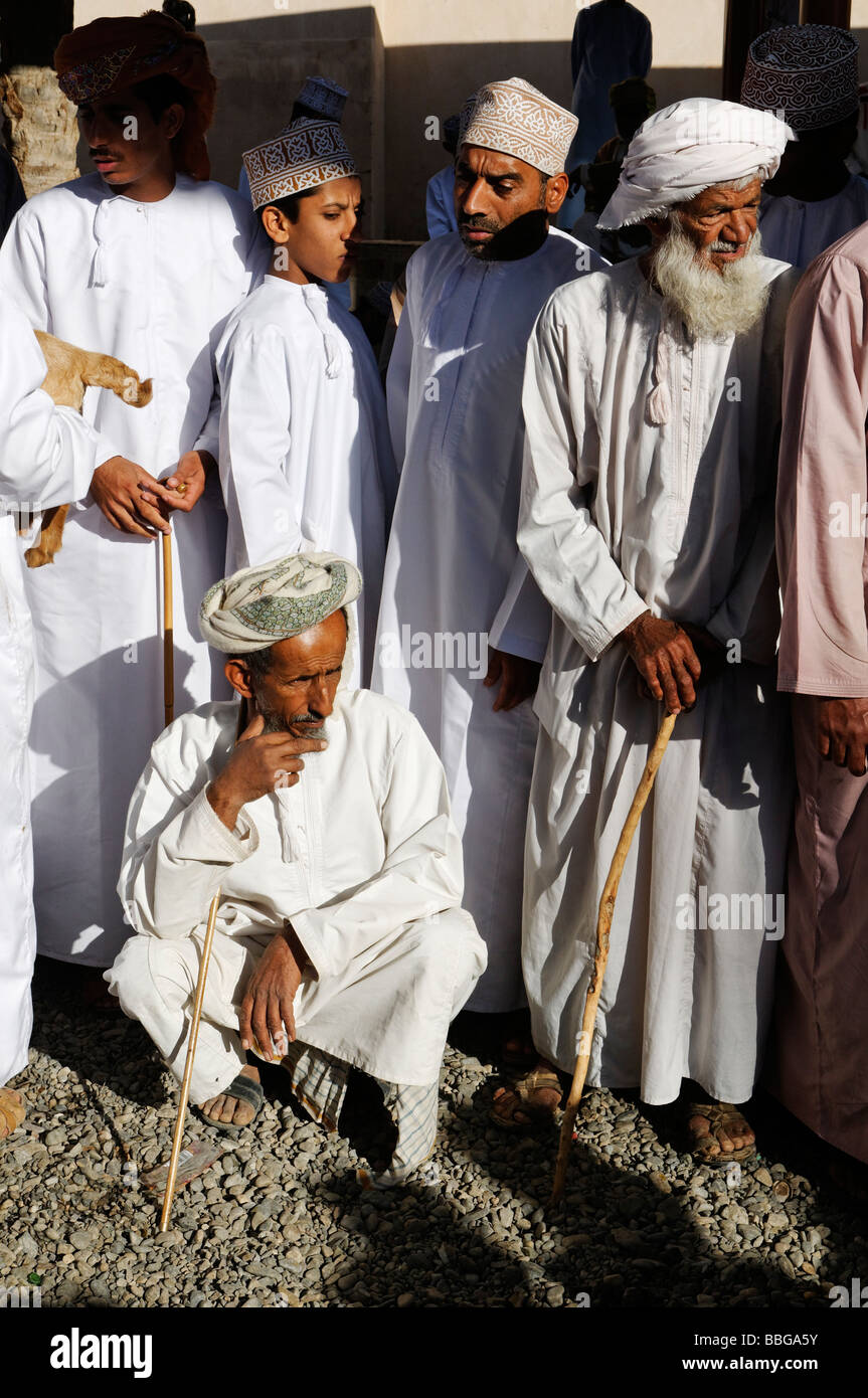 Omani uomo in abito tradizionale, bestiame o di mercato degli animali a Nizwa, Hajar al Gharbi montagne, Al Dakhliyah regione, Sultanato Foto Stock