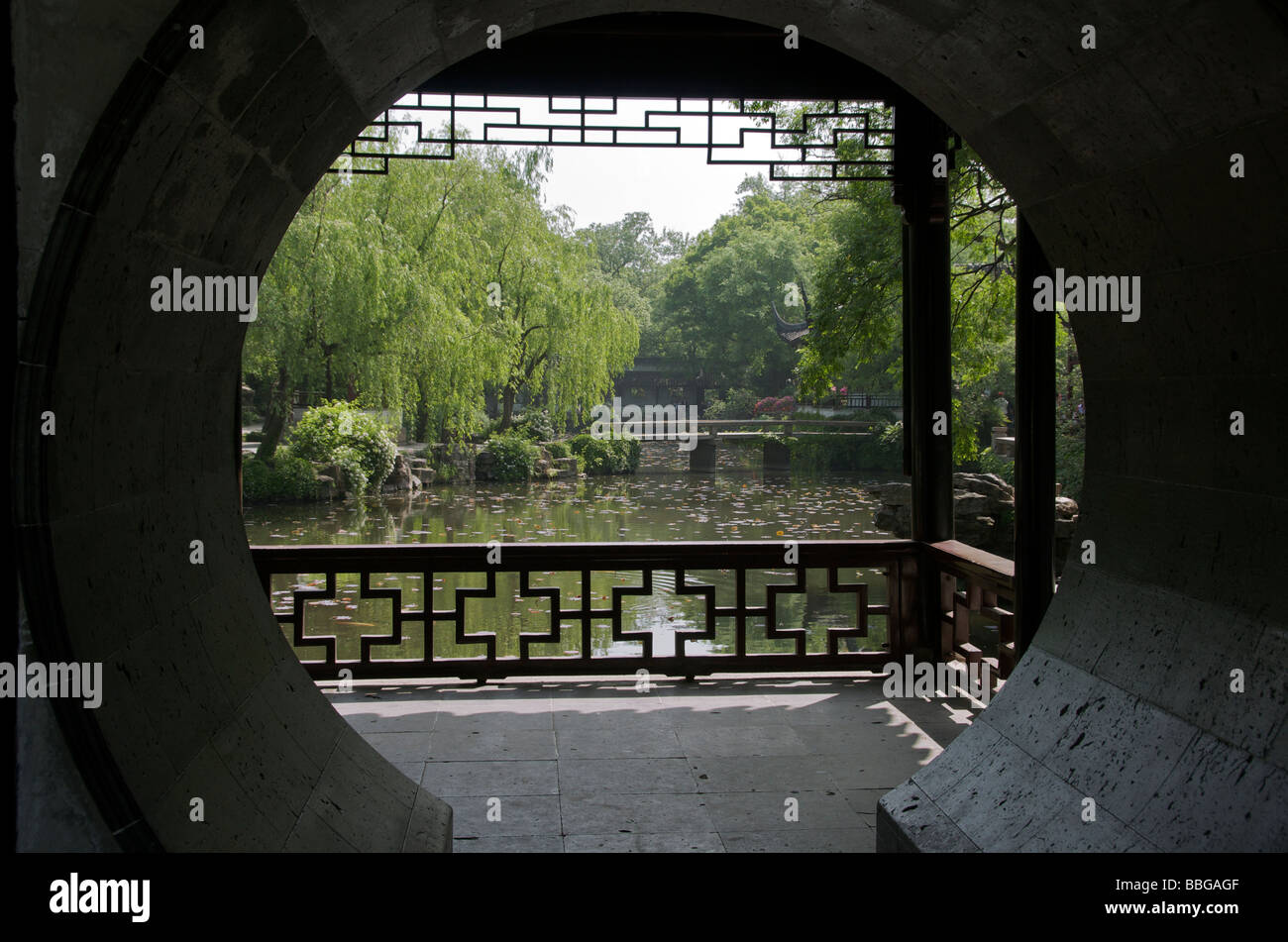 Laghetto di loto attraverso porta cilindrica amministratore umile s Garden Suzhou Jiansu Cina Foto Stock