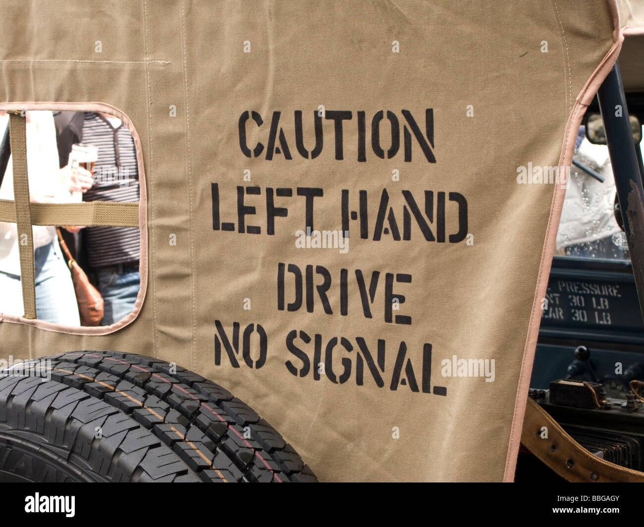 Attenzione, guida a sinistra segno su un tetto in tela su una jeep Foto Stock