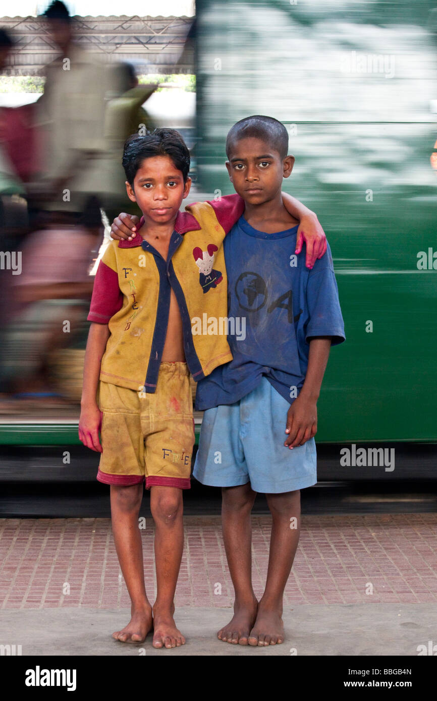 Senzatetto ragazzi di accattonaggio presso la stazione ferroviaria di Sealdah a Calcutta India Foto Stock