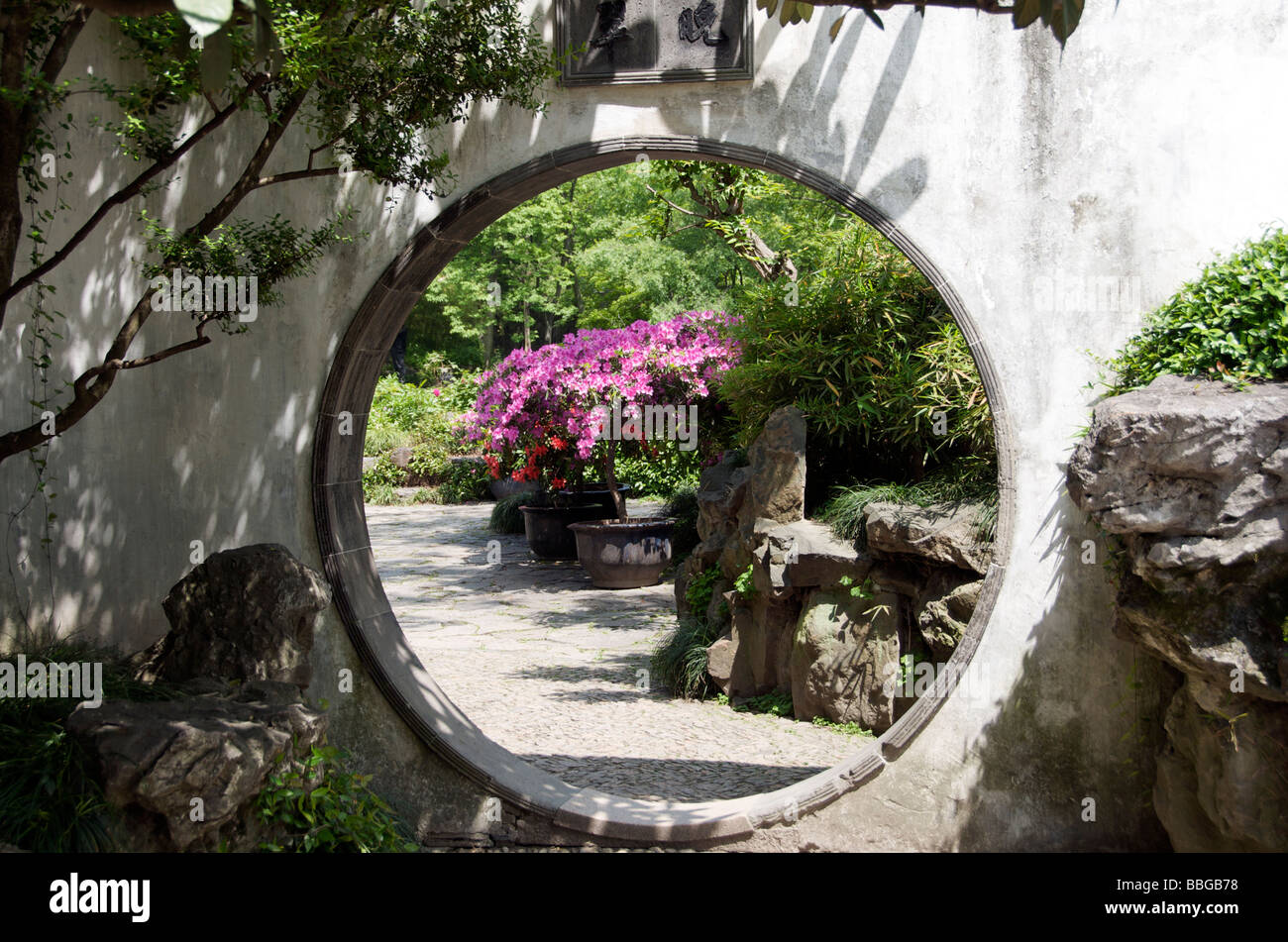 Porta la luna o ingresso circolare nell'Humble Administrator s Garden Suzhou Jiansu Cina Foto Stock