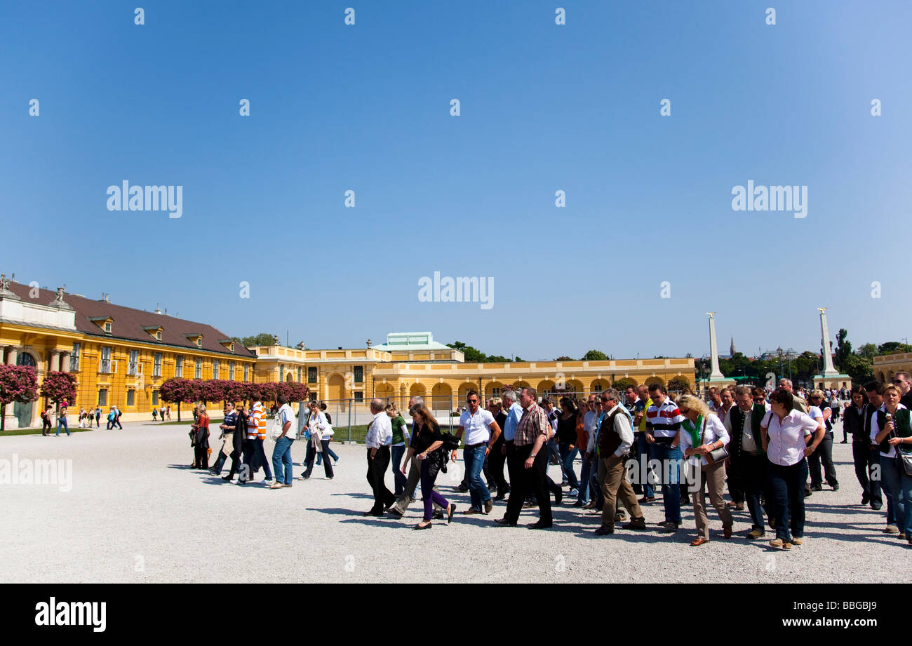 I turisti correndo per visitare Palazzo Schoenbrunn, giardino del palazzo, dall'età di Maria Teresa e Giuseppe II, Vienna, Austria, Euro Foto Stock