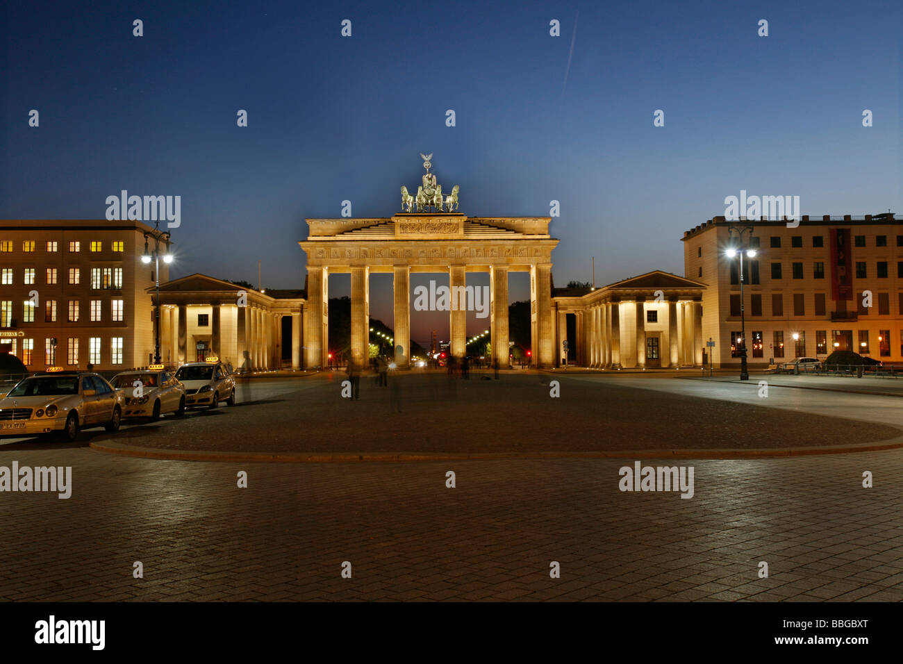 La Porta di Brandeburgo e Pariser Platz al crepuscolo, Berlino, Germania, Europa Foto Stock