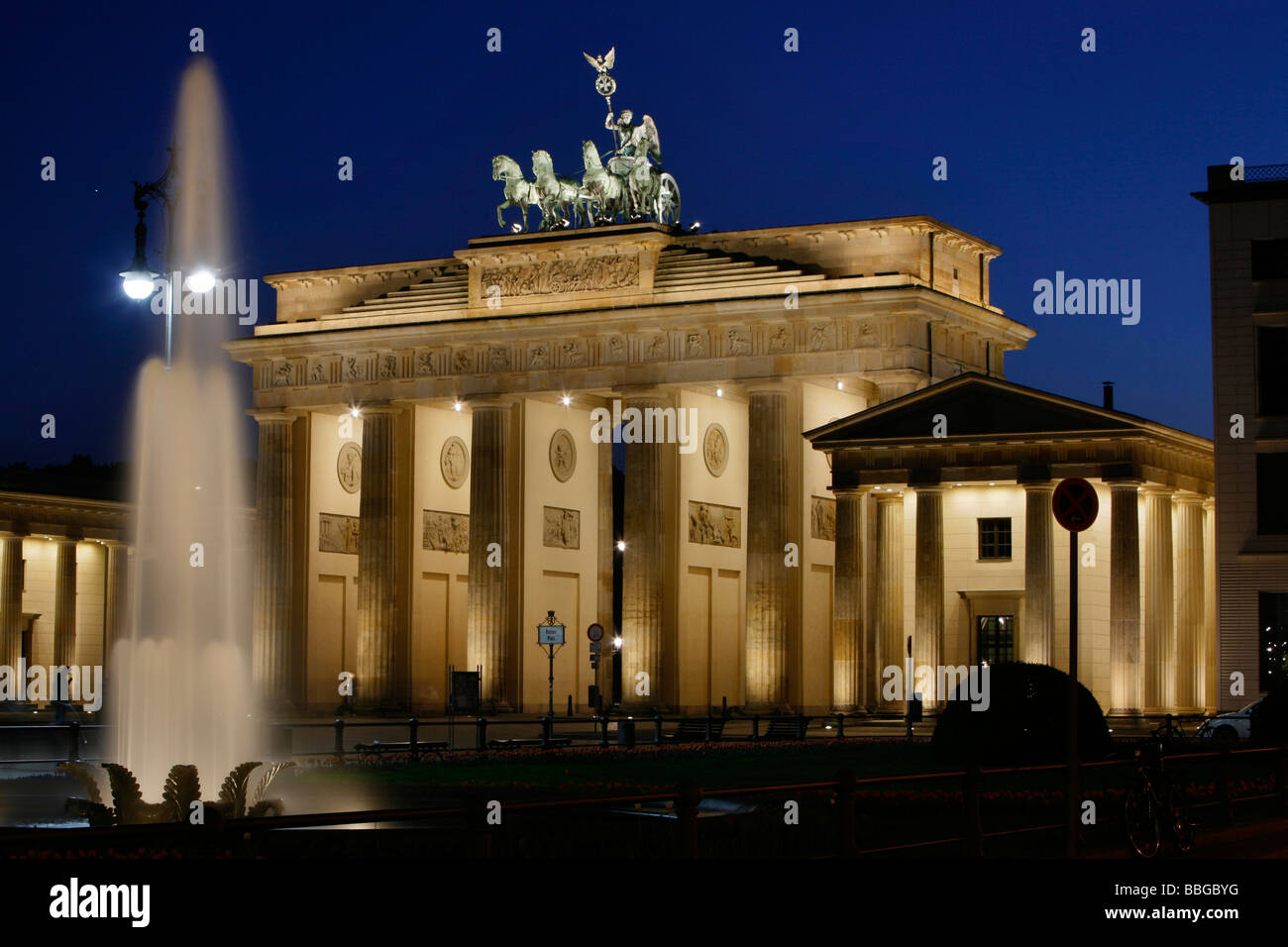 La Porta di Brandeburgo e la fontana presso la Pariser Platz al crepuscolo, Berlino, Germania, Europa Foto Stock