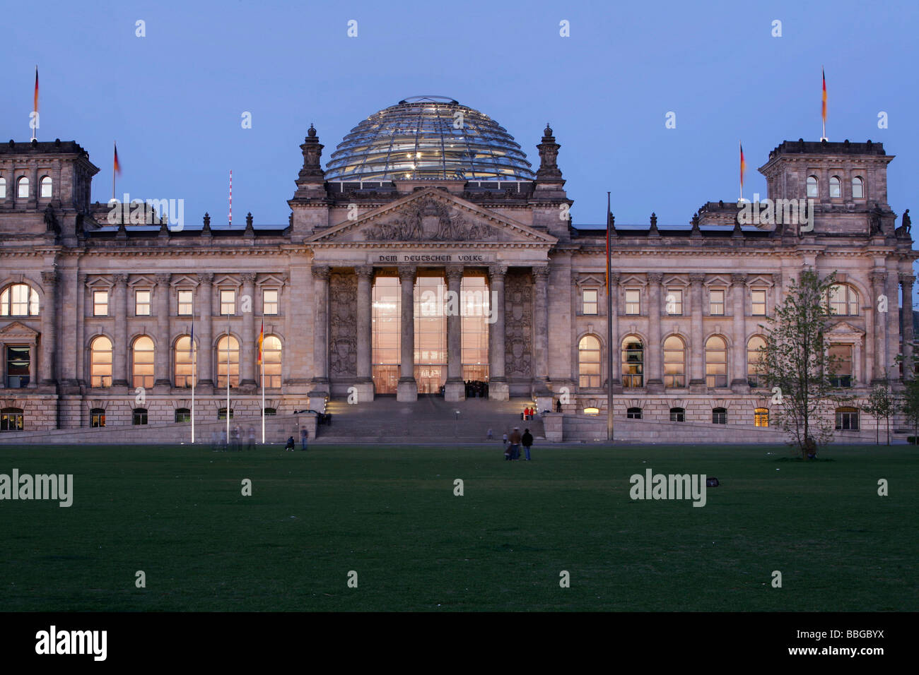 Il palazzo del Reichstag con cupola in vetro e portale ovest visto dal grande prato, Platz der Republik square, Berlino, germe Foto Stock