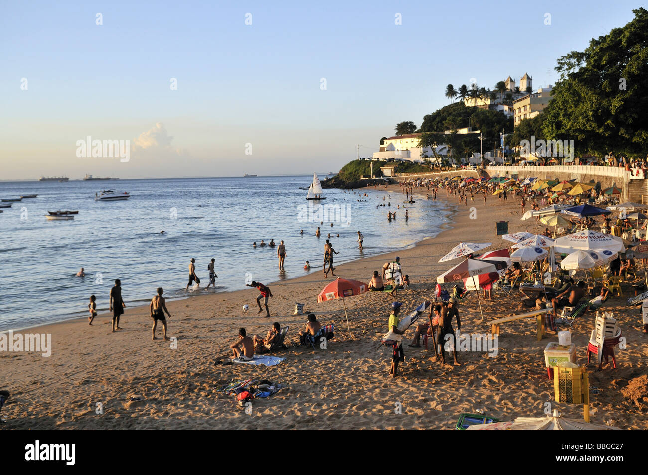 Vivace spiaggia di Porto da Barra, Salvador, Bahia, Brasile, Sud America Foto Stock