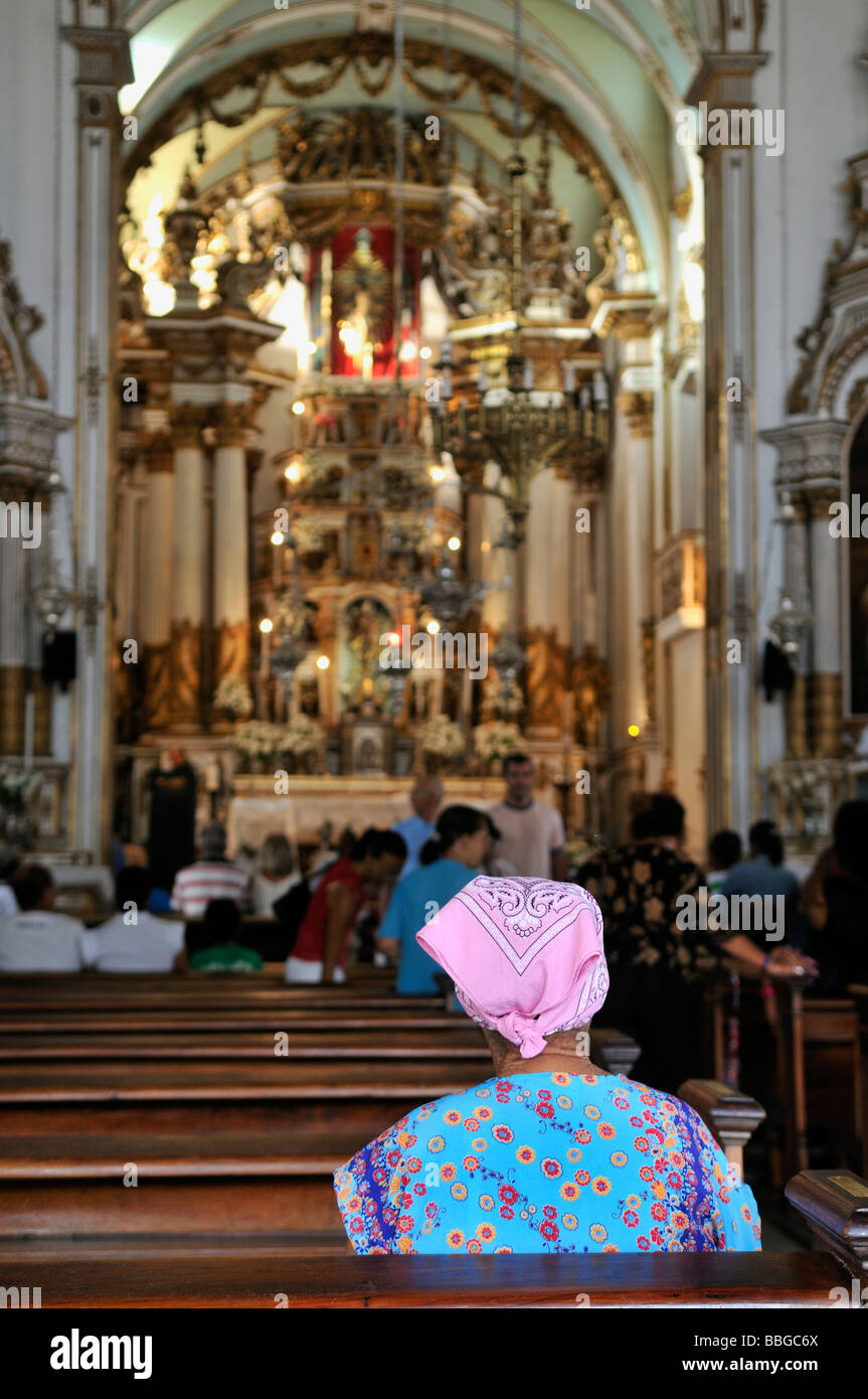 Il vecchio le donne indossano costumi tradizionali nella chiesa di Nossa Senhora do Bonfim, Salvador, Bahia, Brasile, Sud America Foto Stock