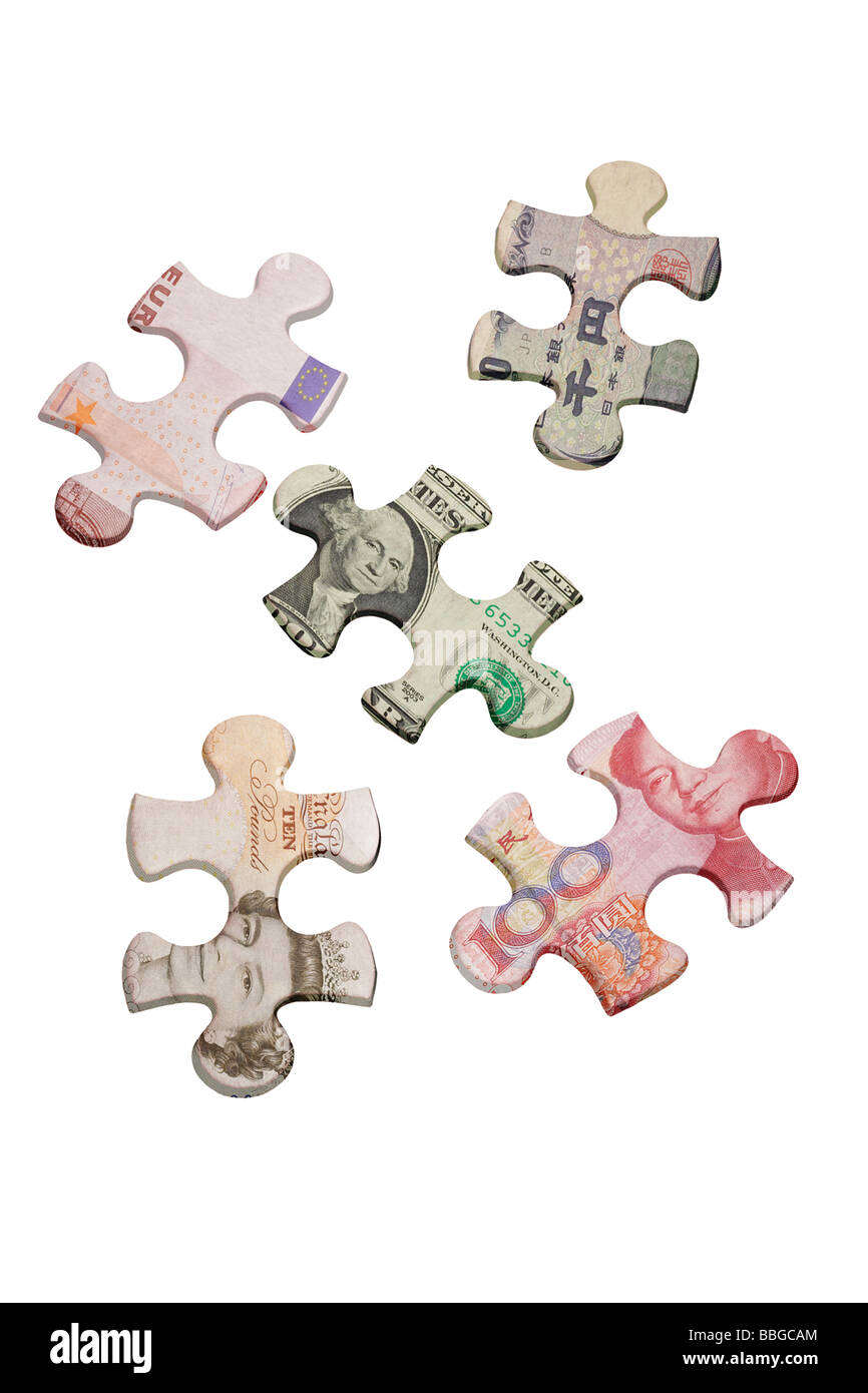 I puzzle sovrapposte con valute mondiali Foto Stock
