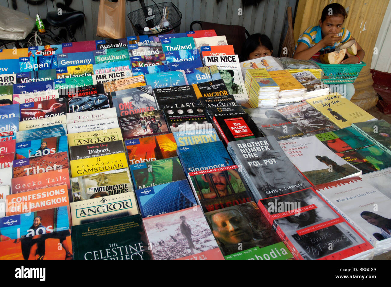 Ragazza cambogiano vendita falsi libri di Phnom Penh Foto Stock