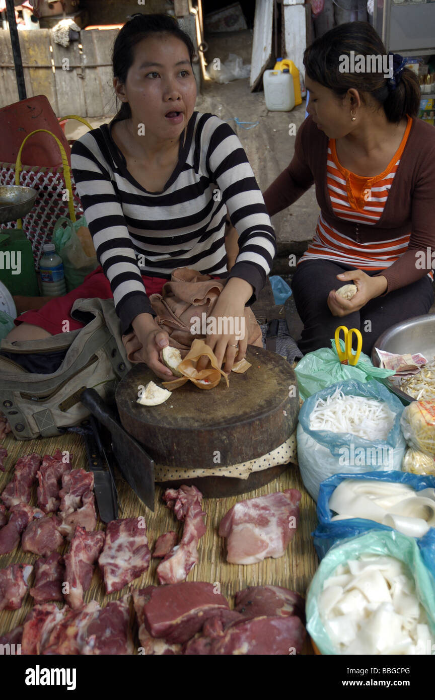 Ragazze cambogiane carne di vendita in un mercato di Phnom Penh Cambogia Foto Stock