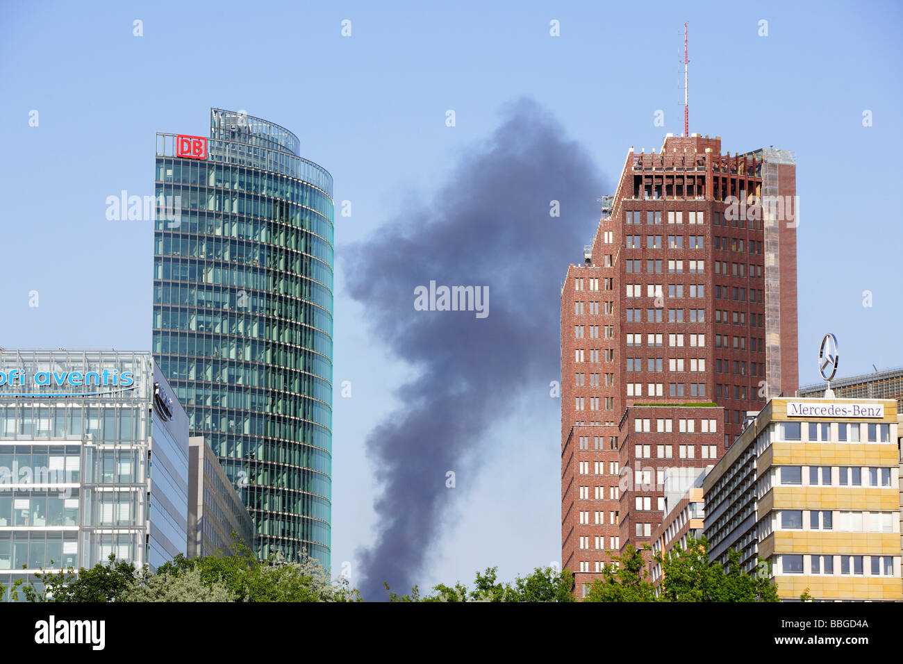 Nuvola di fumo dopo un incendio su un bus al di sopra della Potsdamer Platz, con Bahn DB Torre delle ferrovie tedesche e Kollhoff-Tower sky Foto Stock