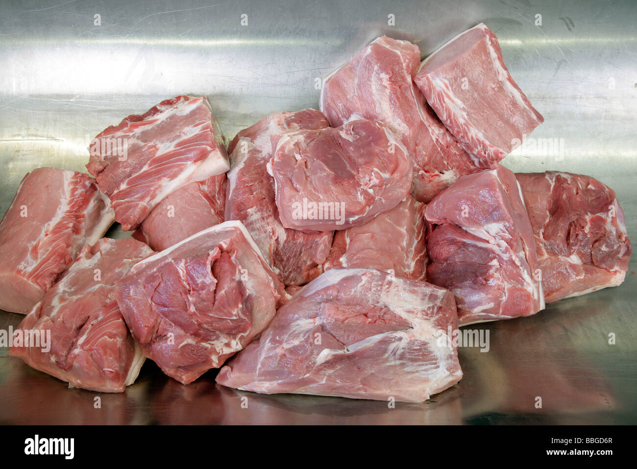 Produzione delle specialità bavaresi Schwarzgeraeuchertes, prosciutto affumicato in una macelleria Hengersberg in Baviera, Germania, Europa Foto Stock