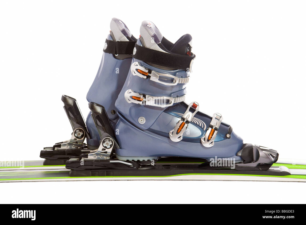 Moderno sci e boot isolati su sfondo bianco Foto Stock