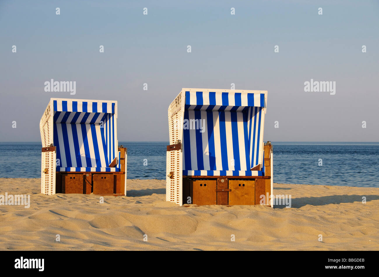 Due sedie a sdraio nella luce della sera, Sylt, Mare del Nord,  Schleswig-Holstein, Germania, Europa Foto stock - Alamy