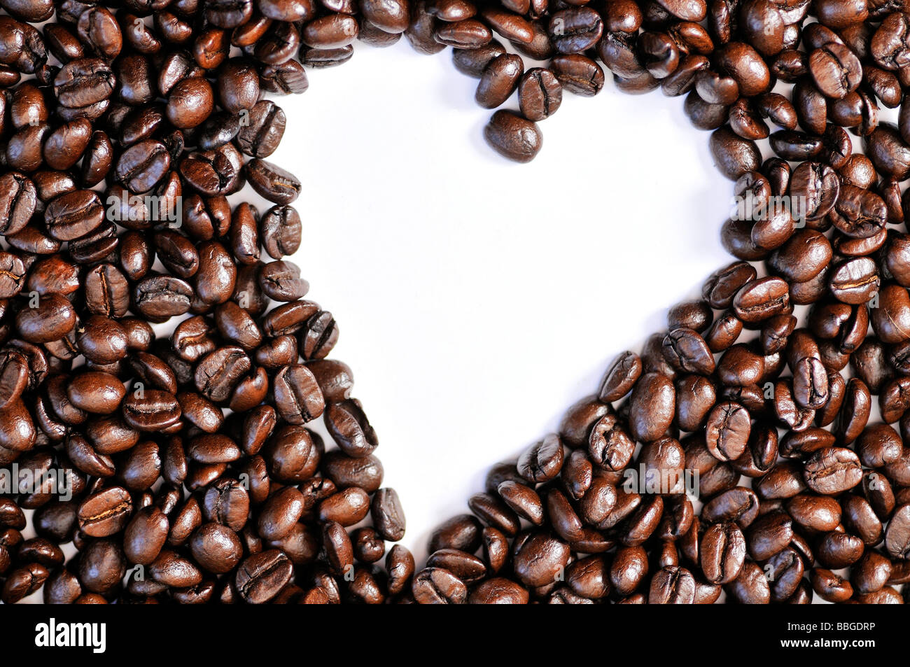 I chicchi di caffè formando una forma di cuore Foto Stock