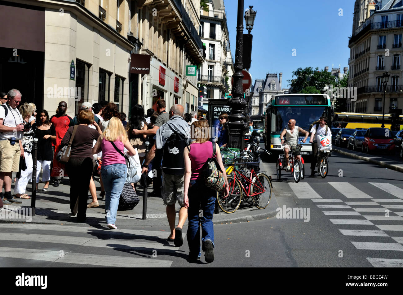Parigi Francia, Parigi strada affollata pubblico scena gente shopping sulla 'Rue de Rivoli' Centro Città, persone per le strade di Parigi, negozi, vivace Foto Stock