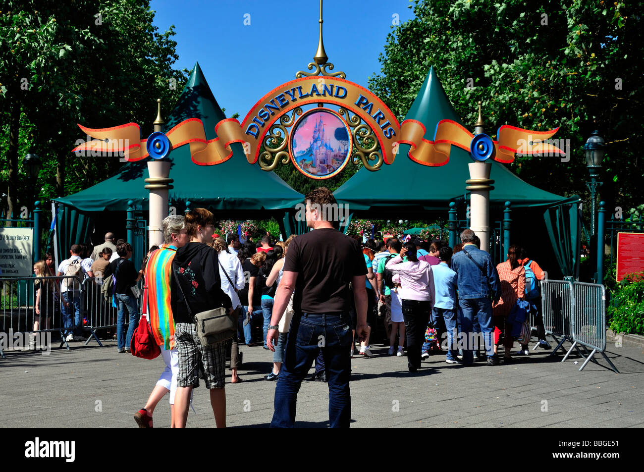 Chessy France, 'Parchi a tema » persone affollate, famiglia, visita 'Disneyland Paris' ingresso, esterno, cartello Foto Stock